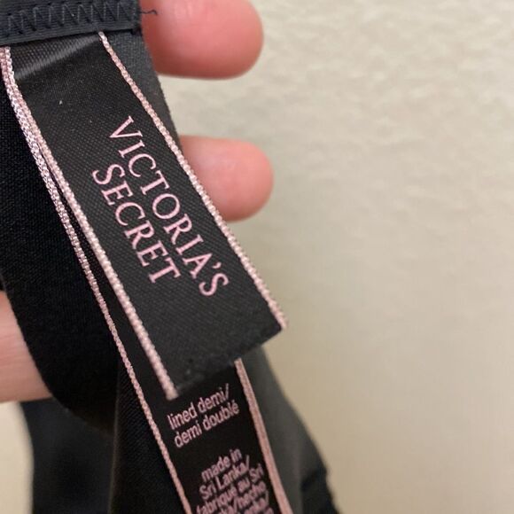 Victoria's Secret Lined Demi Bra 32D - Picture 2 of 6